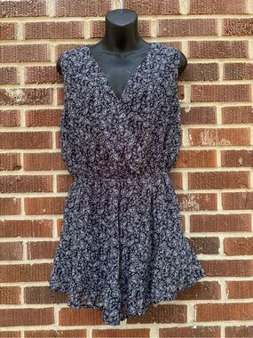 Daisies Sz M paisley Back tie open back Sleeveless inner Lycra  Shorts Romper